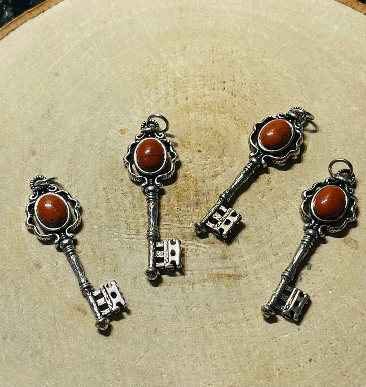 Pendentif en forme de clé et en Jaspe rouge - Les bijoux de Théa