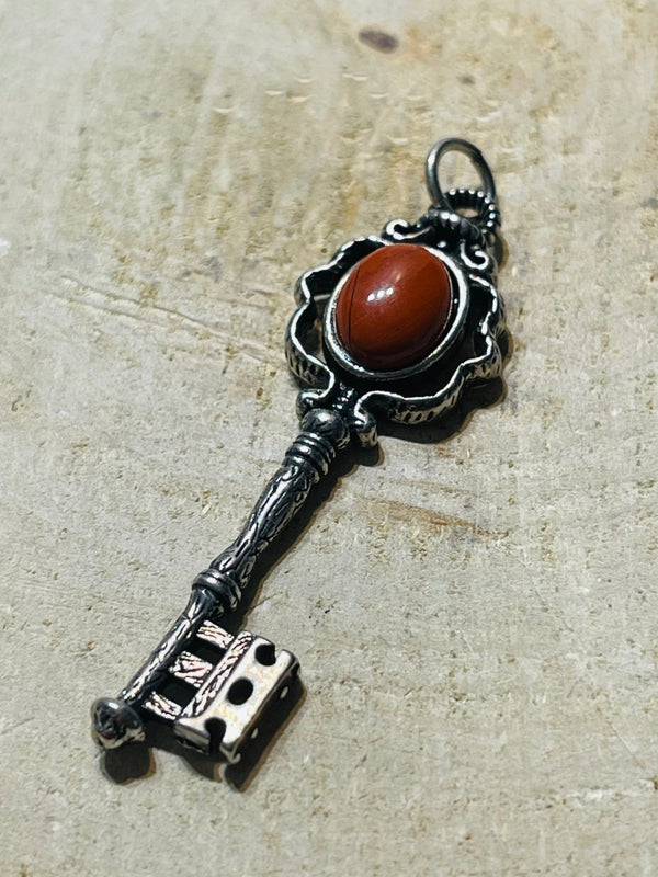 Pendentif en forme de clé et en Jaspe rouge - Les bijoux de Théa