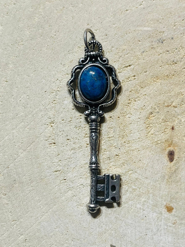 Pendentif en forme de clé et en Lapis lazuli - Les bijoux de Théa