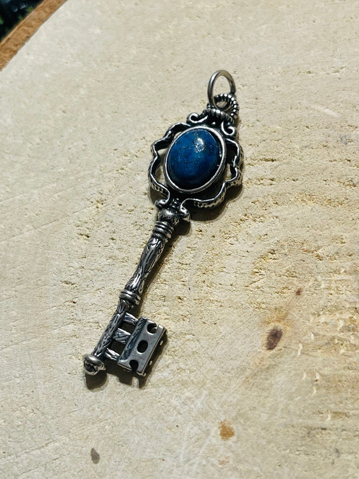 Pendentif en forme de clé et en Lapis lazuli - Les bijoux de Théa