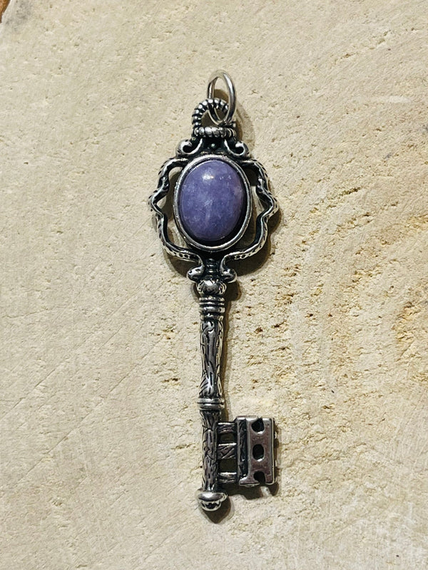 Pendentif en forme de clé et en Lépidolite - Les bijoux de Théa
