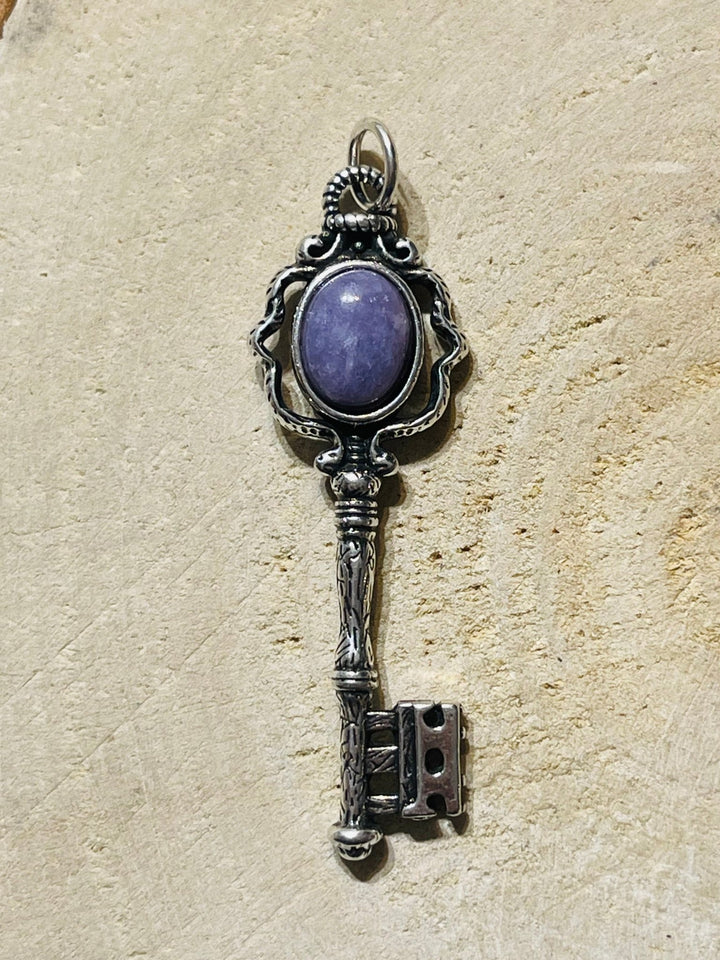 Pendentif en forme de clé et en Lépidolite - Les bijoux de Théa