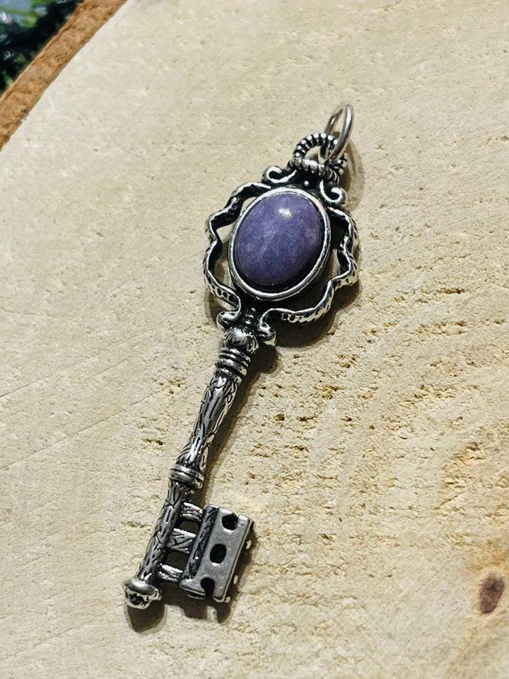 Pendentif en forme de clé et en Lépidolite - Les bijoux de Théa