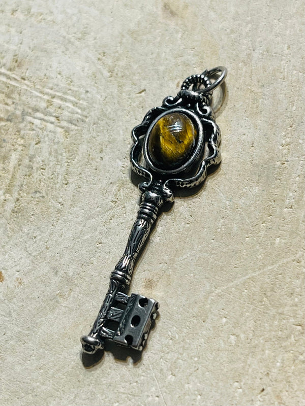 Pendentif en forme de clé et en Œil de tigre - Les bijoux de Théa
