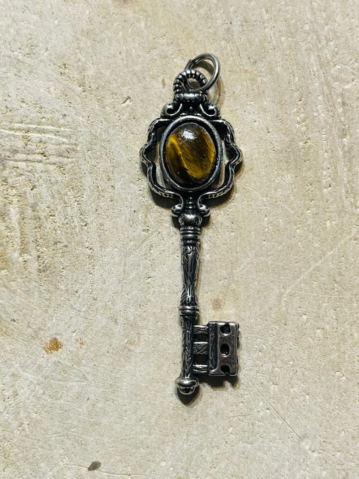 Pendentif en forme de clé et en Œil de tigre - Les bijoux de Théa