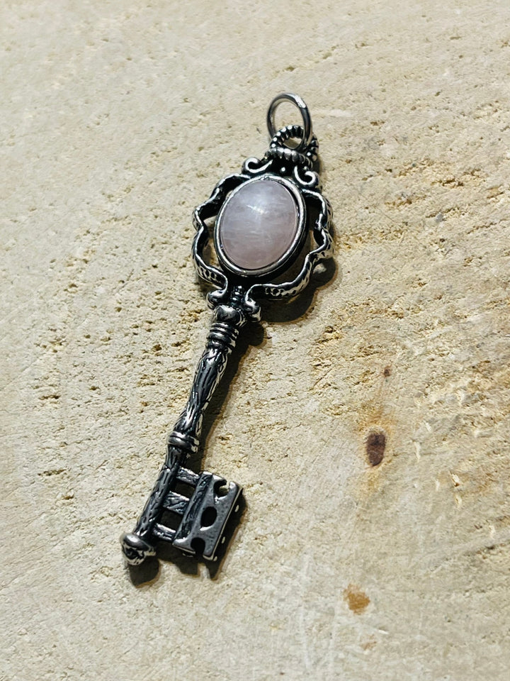 Pendentif en forme de clé et en Quartz rose - Les bijoux de Théa