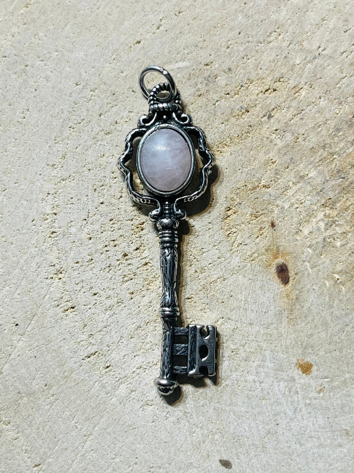 Pendentif en forme de clé et en Quartz rose - Les bijoux de Théa