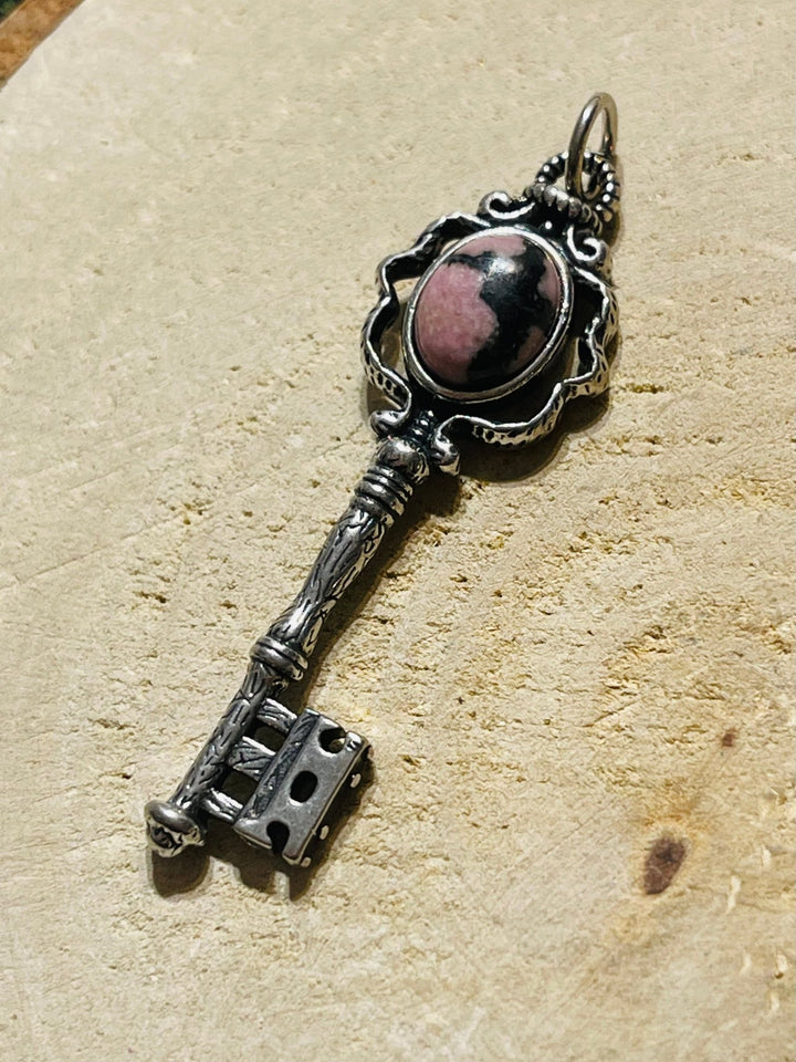 Pendentif en forme de clé et en Rhodonite - Les bijoux de Théa