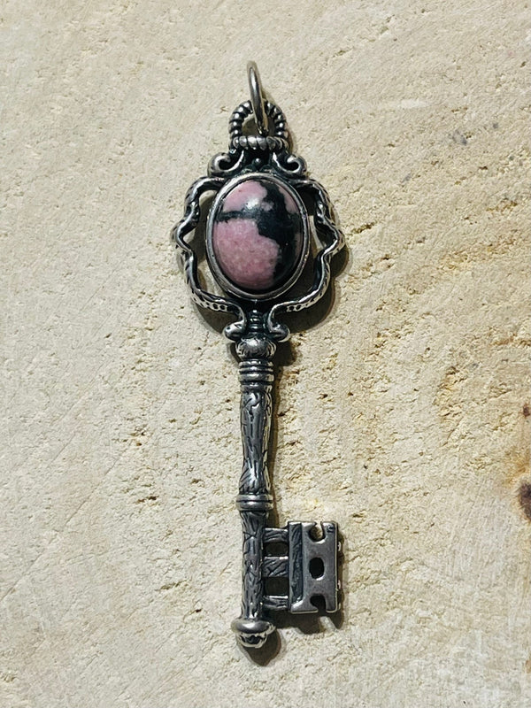Pendentif en forme de clé et en Rhodonite - Les bijoux de Théa