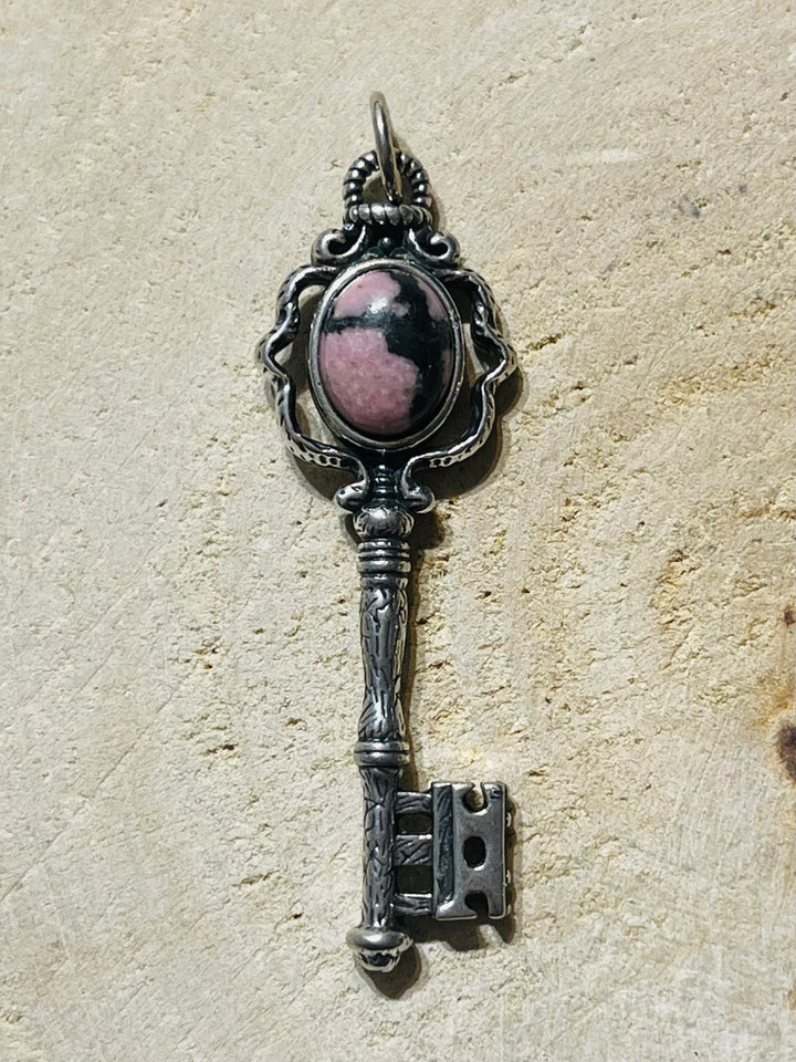 Pendentif en forme de clé et en Rhodonite - Les bijoux de Théa