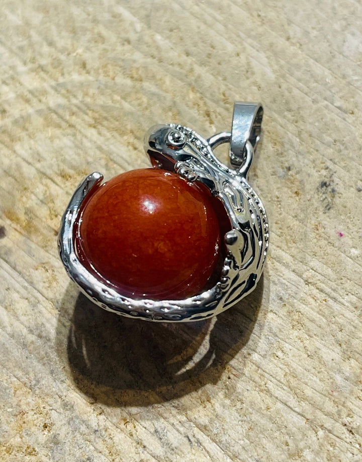 Pendentif en forme de lézard avec une boule en cornaline qui tourne sur elle même - Les bijoux de Théa