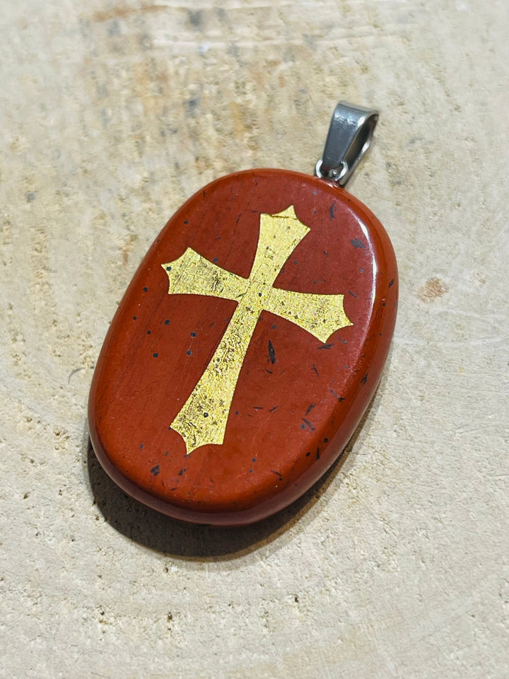 Pendentif en Jaspe rouge et croix dorée - Les bijoux de Théa
