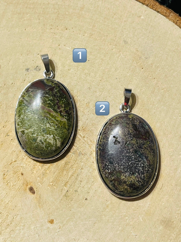 Pendentif en jaspe sang de dragon - Les bijoux de Théa