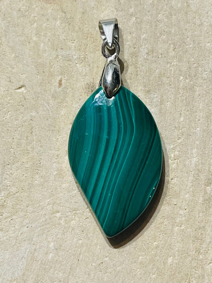 Pendentif en Malachite en forme de feuille - Les bijoux de Théa