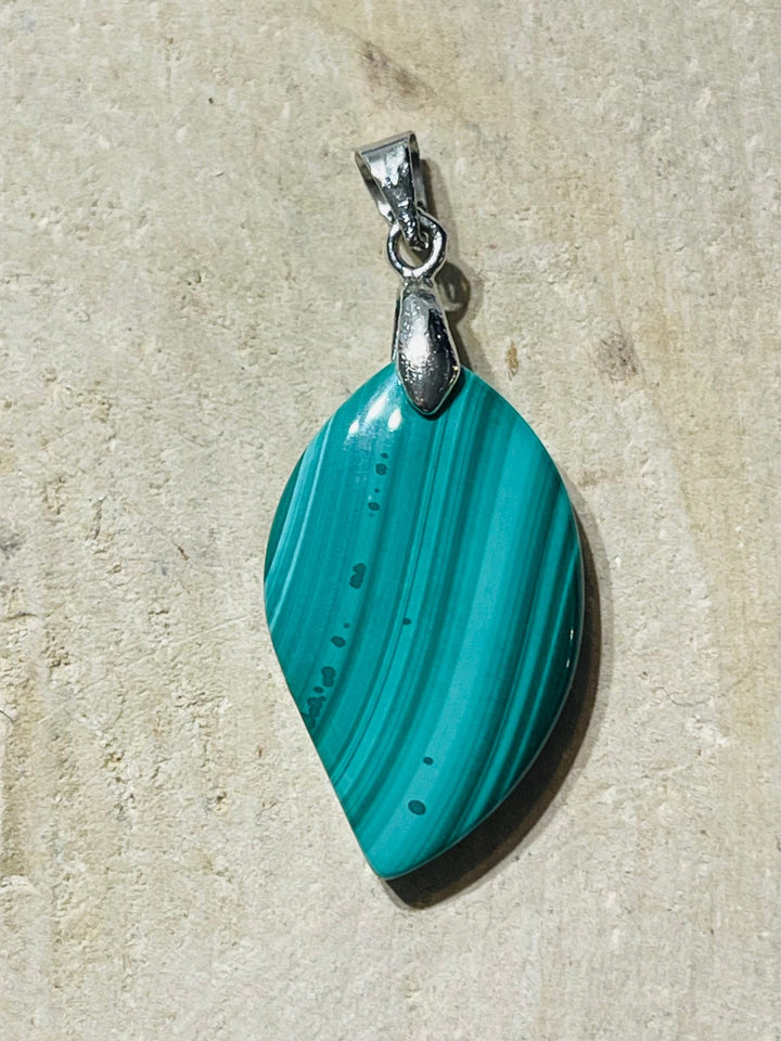 Pendentif en Malachite en forme de feuille - Les bijoux de Théa