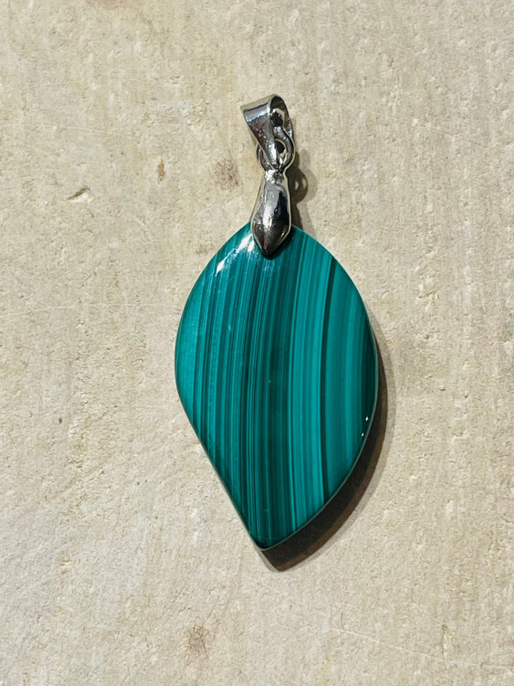 Pendentif en Malachite en forme de feuille - Les bijoux de Théa