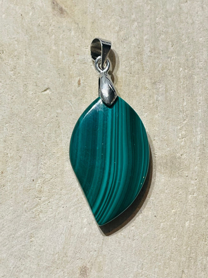 Pendentif en Malachite en forme de feuille - Les bijoux de Théa