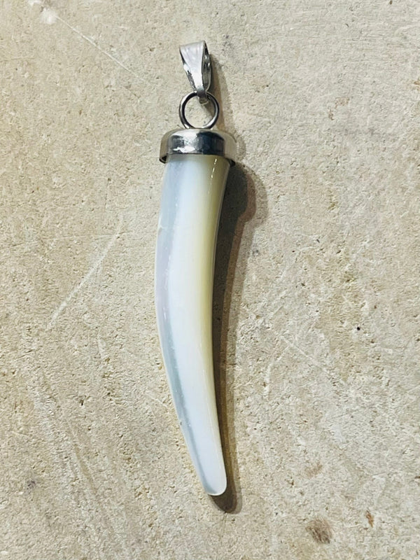 Pendentif en Nacre en forme de dent d’animal - Les bijoux de Théa