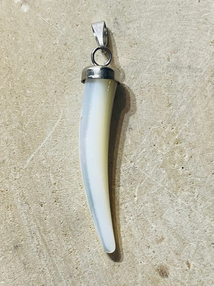 Pendentif en Nacre en forme de dent d’animal - Les bijoux de Théa