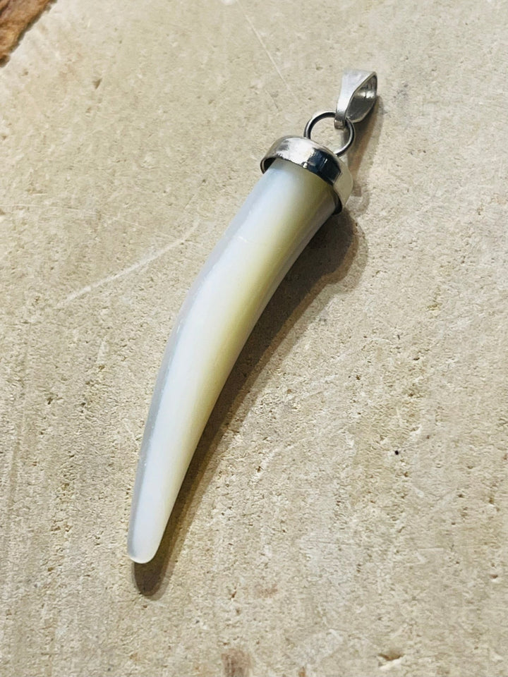 Pendentif en Nacre en forme de dent d’animal - Les bijoux de Théa