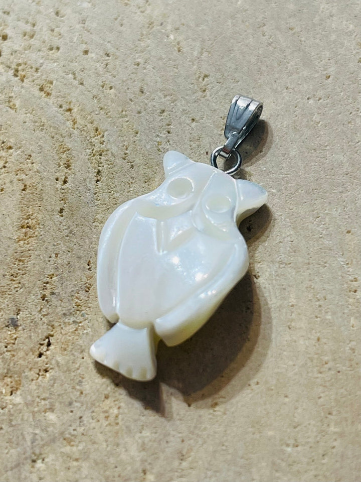Pendentif en Nacre en forme de hibou - Les bijoux de Théa
