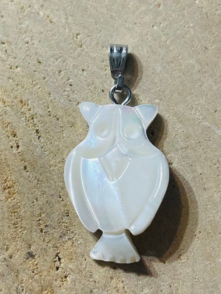 Pendentif en Nacre en forme de hibou - Les bijoux de Théa