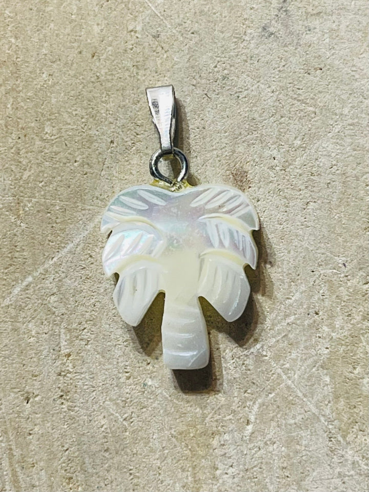 Pendentif en Nacre en forme de Palmier - Les bijoux de Théa
