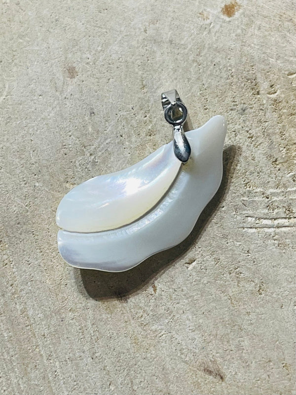 Pendentif en Nacre en forme de pétale - Les bijoux de Théa