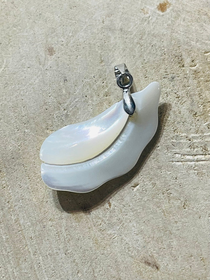 Pendentif en Nacre en forme de pétale - Les bijoux de Théa