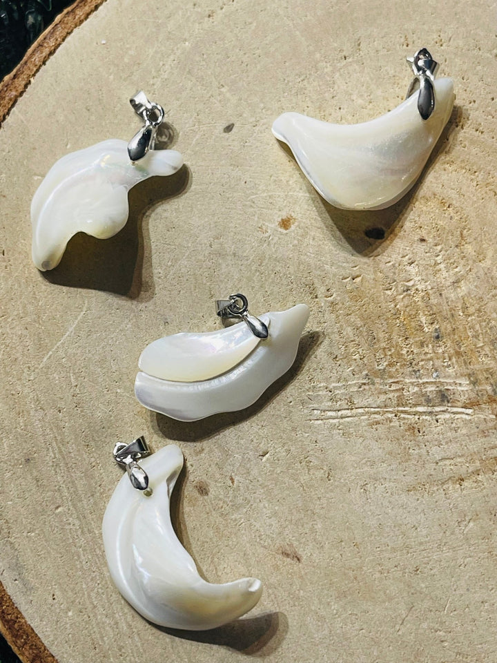 Pendentif en Nacre en forme de pétale - Les bijoux de Théa