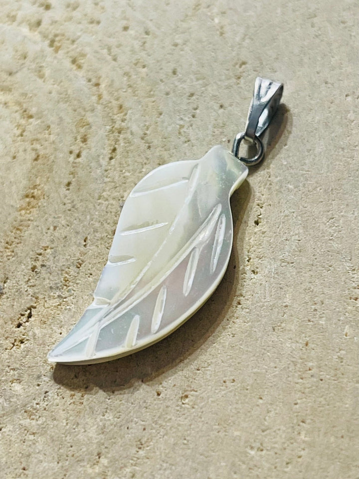 Pendentif en Nacre en forme de plume - Les bijoux de Théa