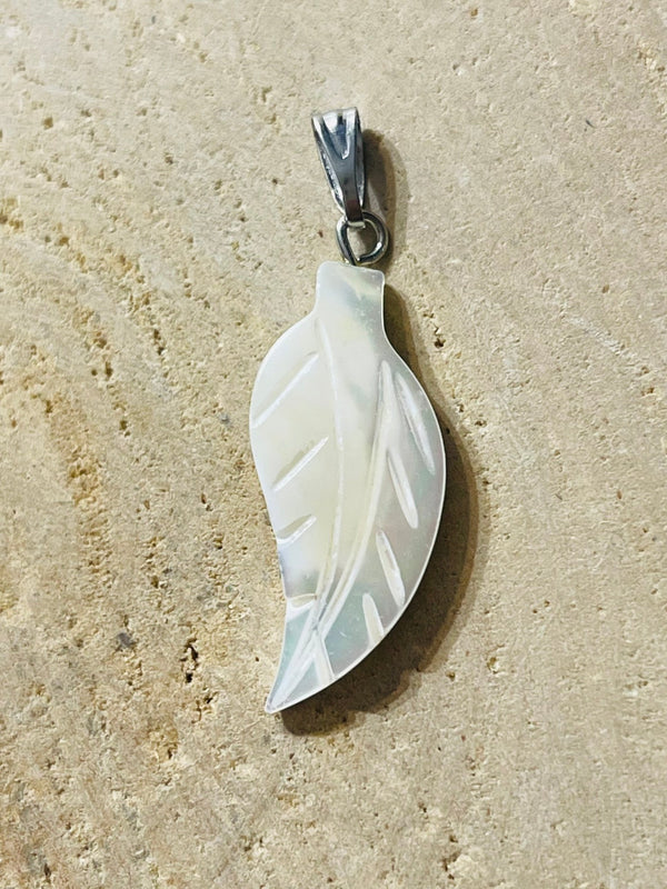Pendentif en Nacre en forme de plume - Les bijoux de Théa