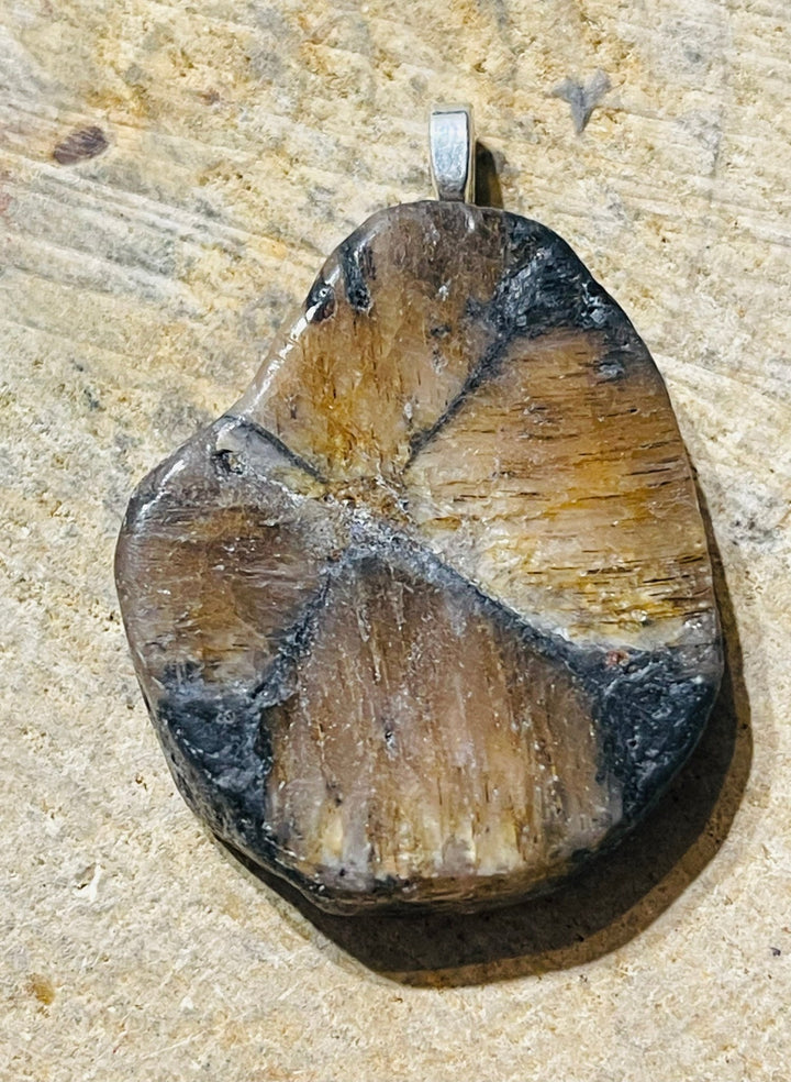 Pendentif en pierres naturelles Chiastolite (2) - Les bijoux de Théa