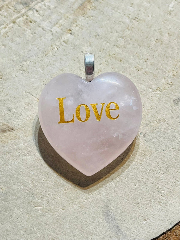 Pendentif en Quartz rose en forme de cœur LOVE - Les bijoux de Théa