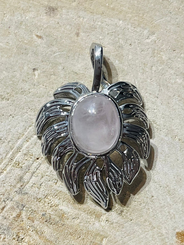 Pendentif en Quartz rose en forme de feuille - Les bijoux de Théa
