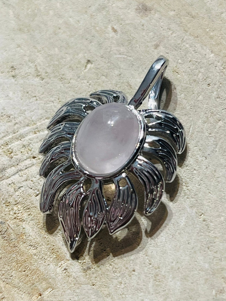 Pendentif en Quartz rose en forme de feuille - Les bijoux de Théa