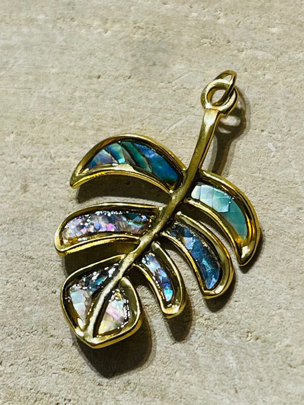 Pendentif Feuille dorée en coquille d’Ormeau - Les bijoux de Théa