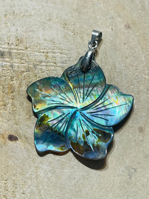 Pendentif Fleur en coquille d’Ormeau - Les bijoux de Théa