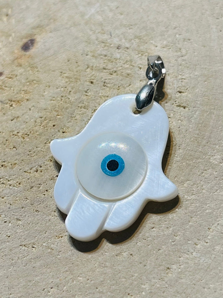 Pendentif hamsa main en nacre contre le mauvais œil - Les bijoux de Théa