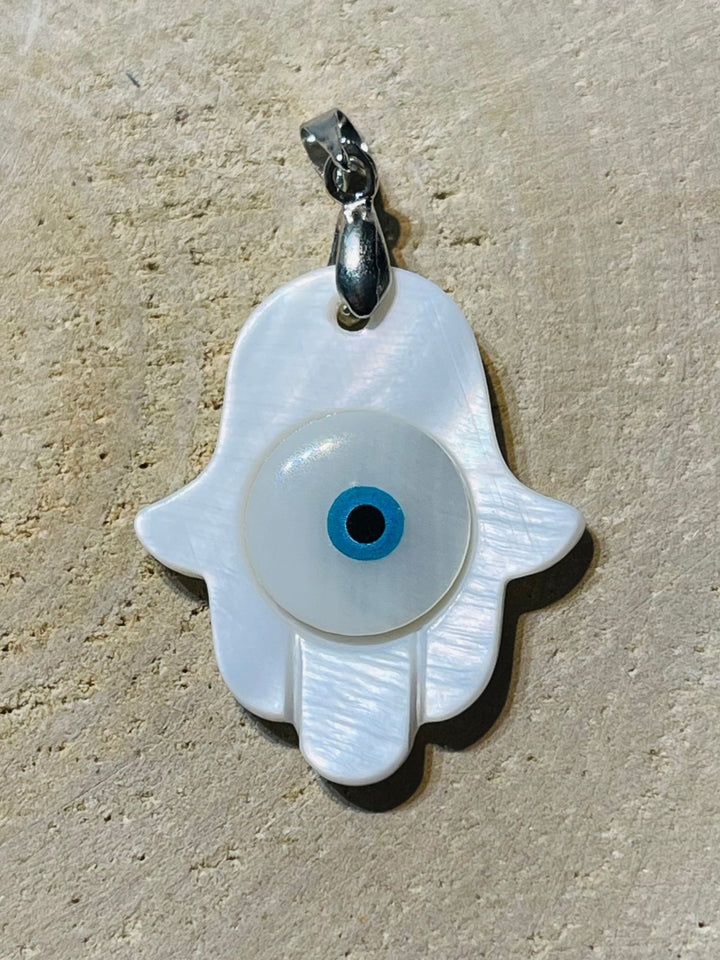 Pendentif hamsa main en nacre contre le mauvais œil - Les bijoux de Théa