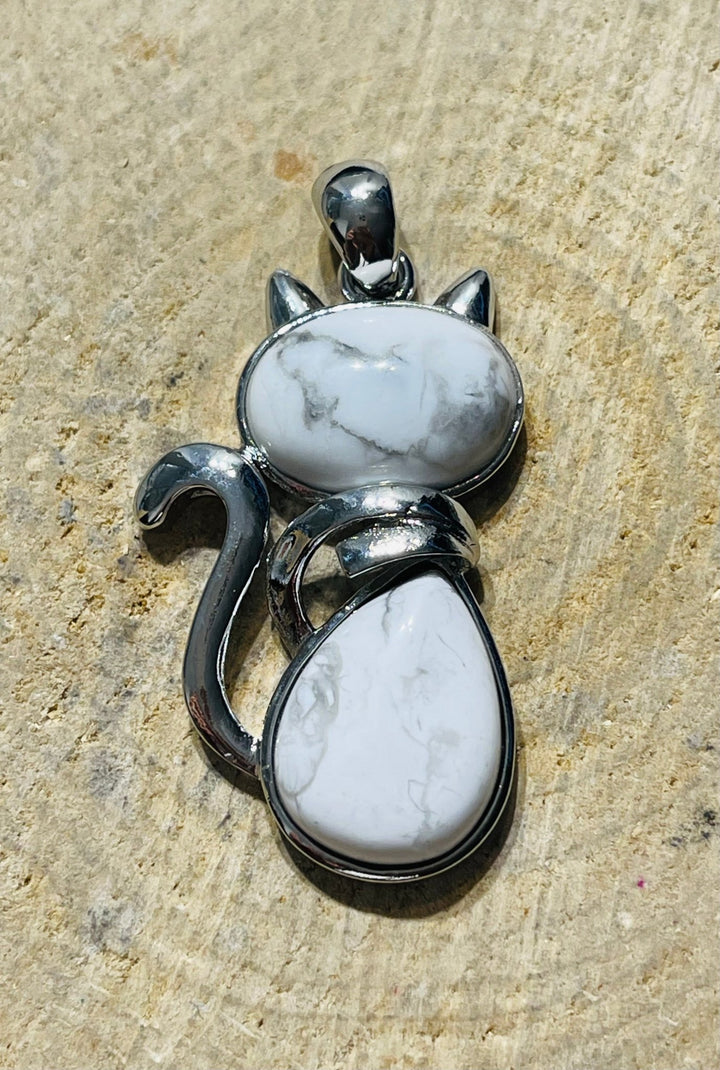 Pendentif Howlite cabochons en forme de chat - Les bijoux de Théa