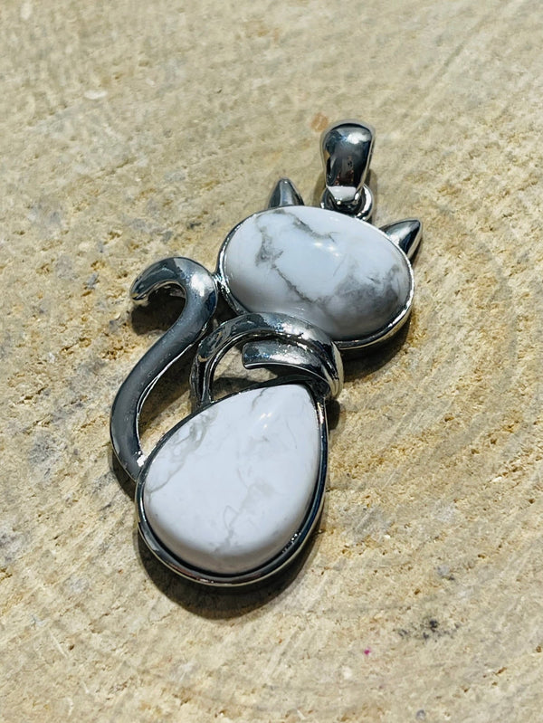 Pendentif Howlite cabochons en forme de chat - Les bijoux de Théa