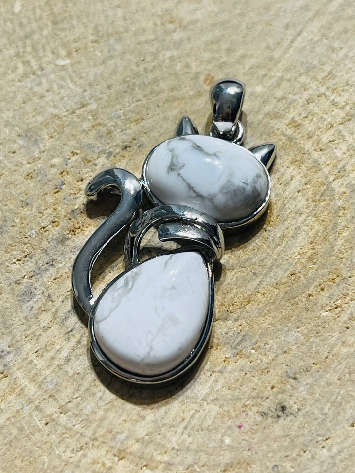 Pendentif Howlite cabochons en forme de chat - Les bijoux de Théa