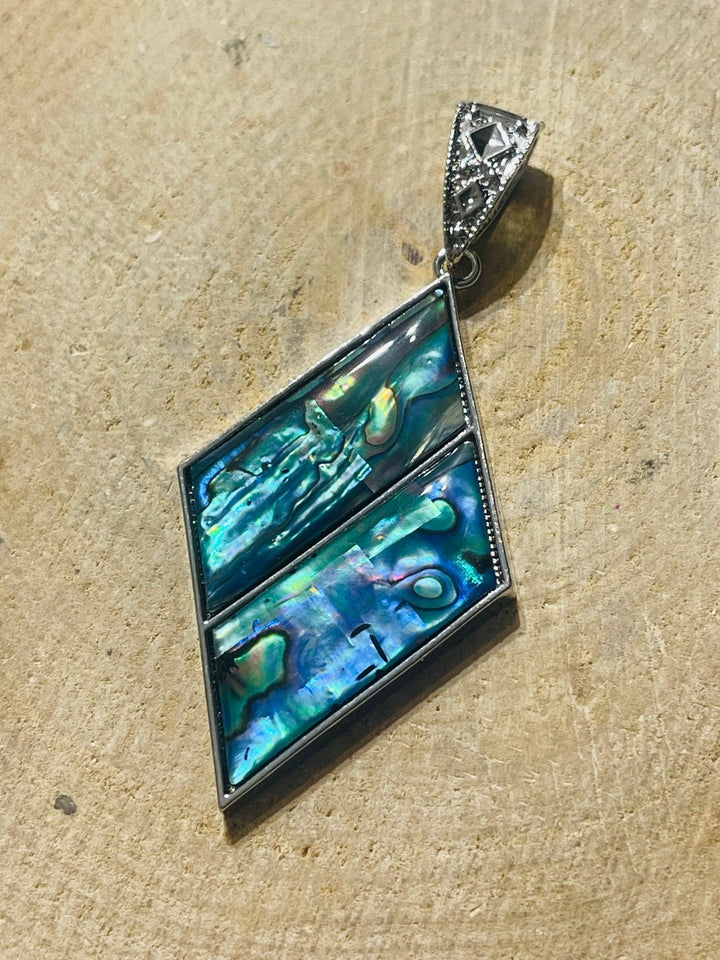 Pendentif losange en coquille d’Ormeau - Les bijoux de Théa