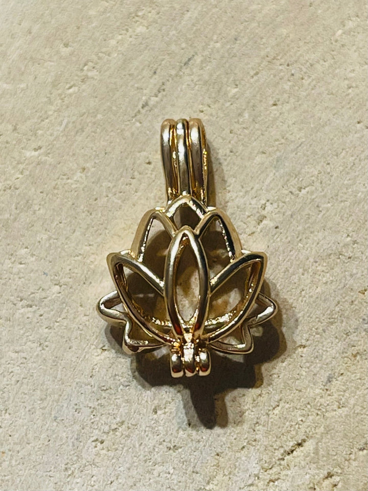 Pendentif Lotus Cage laiton doré pour pierre naturelle - Les bijoux de Théa