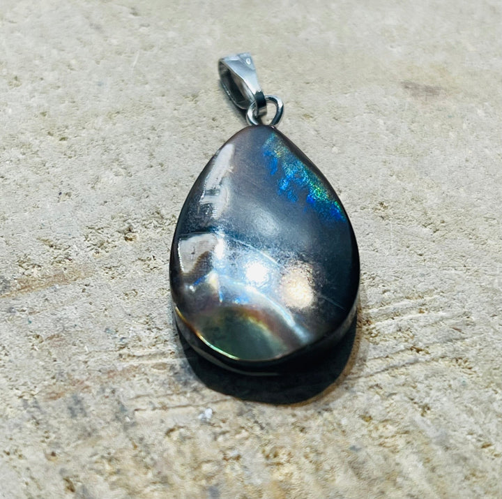 Pendentif ovale en coquille d’ Ormeau - Les bijoux de Théa