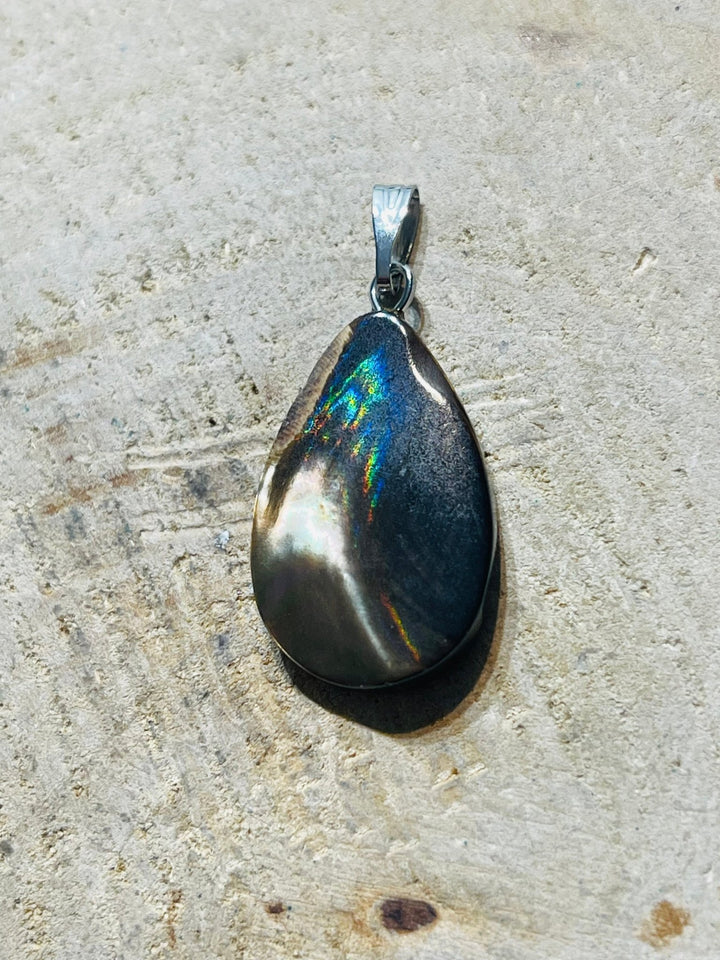 Pendentif ovale en coquille d’ Ormeau - Les bijoux de Théa