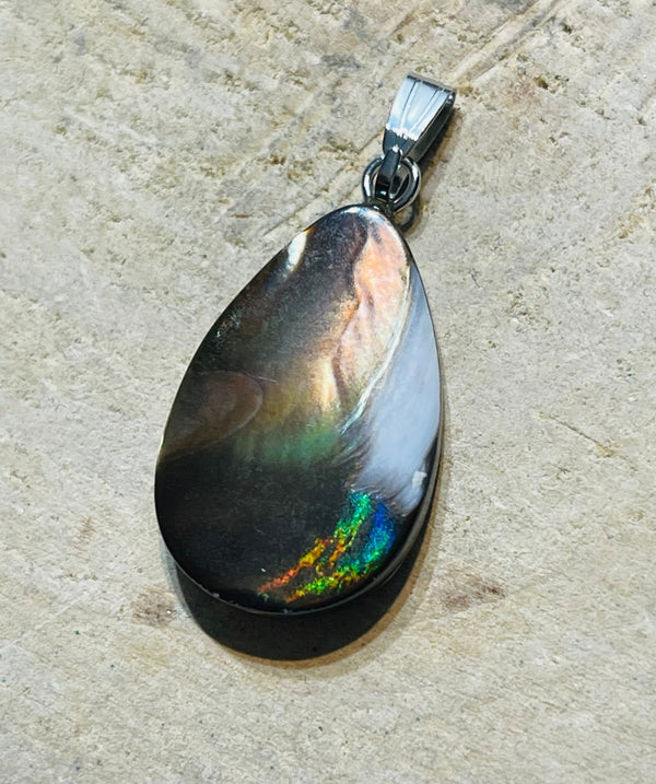 Pendentif ovale en coquille d’ Ormeau - Les bijoux de Théa