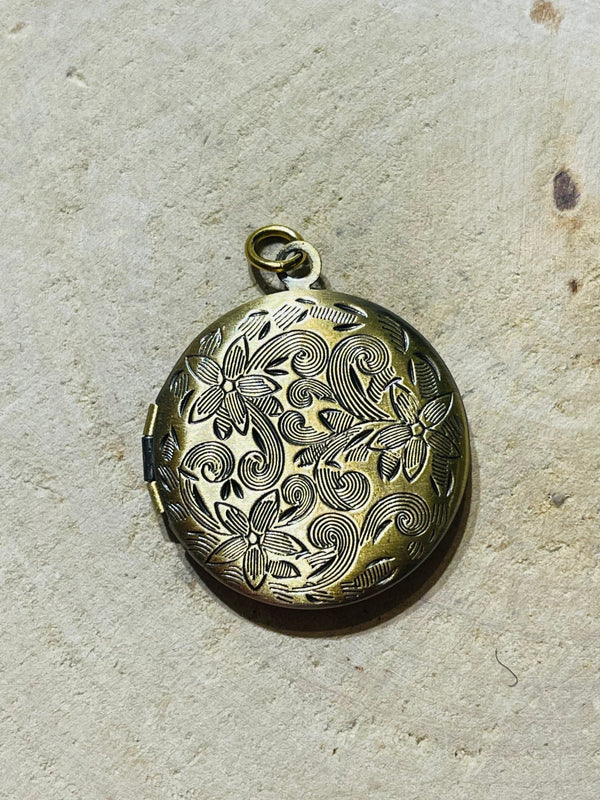 Pendentif Porte Photo Vintage avec gravures de fleurs - Les bijoux de Théa