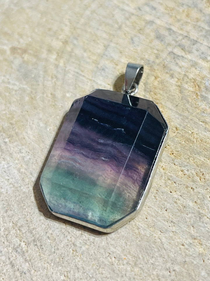 Pendentif rectangle en Fluorite facettée - Les bijoux de Théa